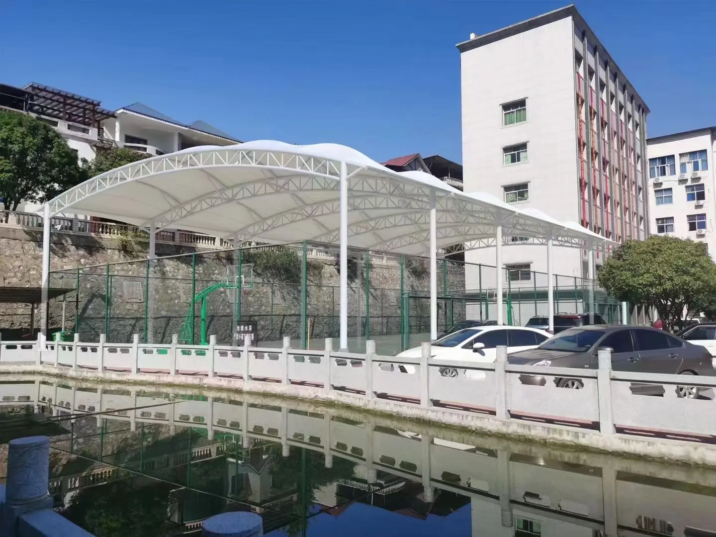 贵州金沙园区停车棚总在漏水生锈？源头膜结构厂家：按本地气候选材，避开三大坑